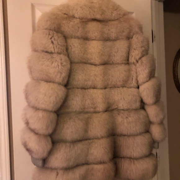Beautiful fox 3/4 coat w/leather cuffs - Picture 2 of 3